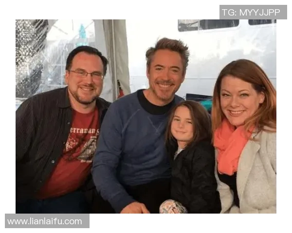 克莱与足球明星亲密合影展现运动精神与友谊的珍贵瞬间