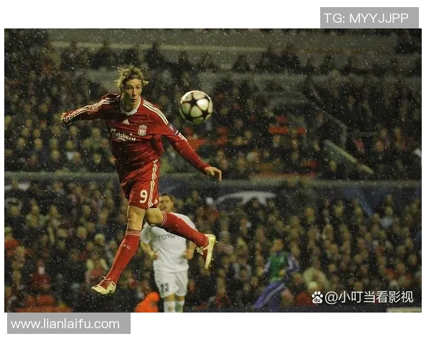 足球明星球员硬碰硬的激烈对决展现了竞技体育的魅力与激情