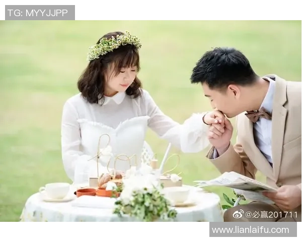 在船上与女友共度浪漫时光的足球明星的甜蜜故事