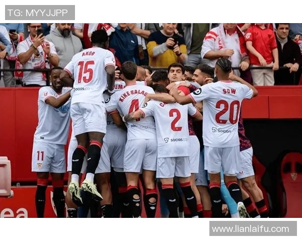 足球明星球员在训练中展现惊人爆发力与技巧引发球迷热议 足球明星球员在训练中展现惊人爆发力与技巧引发球迷热议