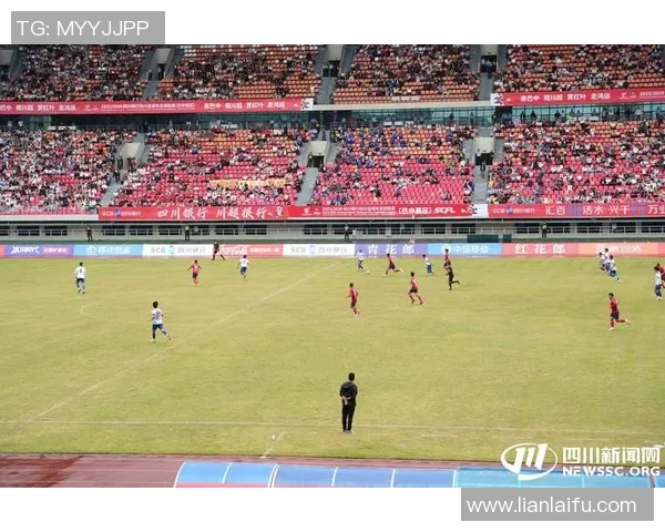 足球明星走进体育馆展现风采引发球迷热烈追捧与欢呼声四起