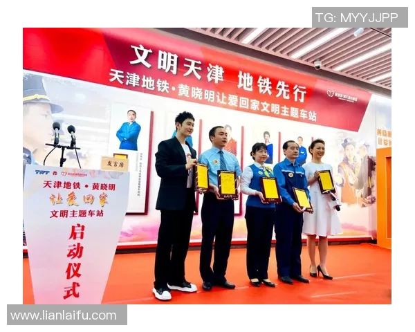 足球明星儿子偶遇瞬间曝光引发热议网友纷纷点赞评论不断